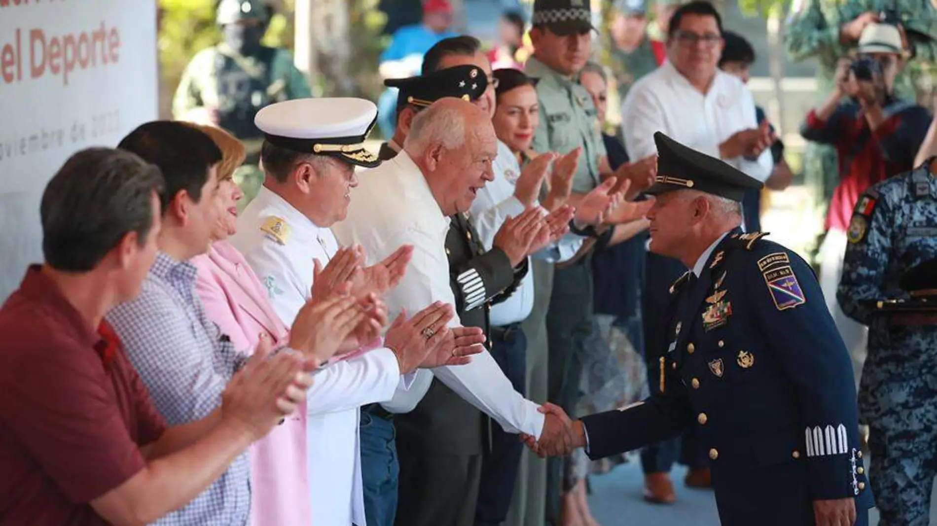 Gobernador encabeza desfile